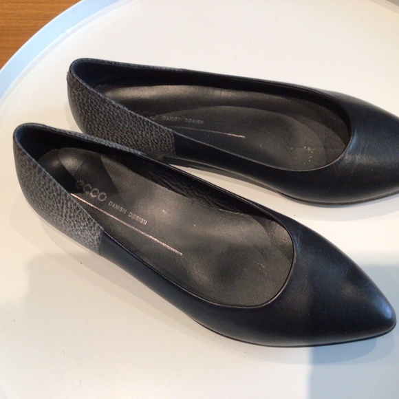 Ecco Black Leather Flats - Picture 4 of 9
